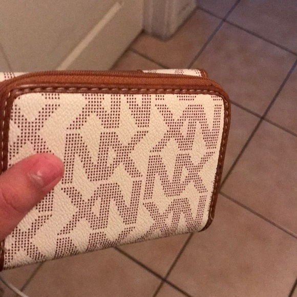 A wallet - Picture 3 of 4